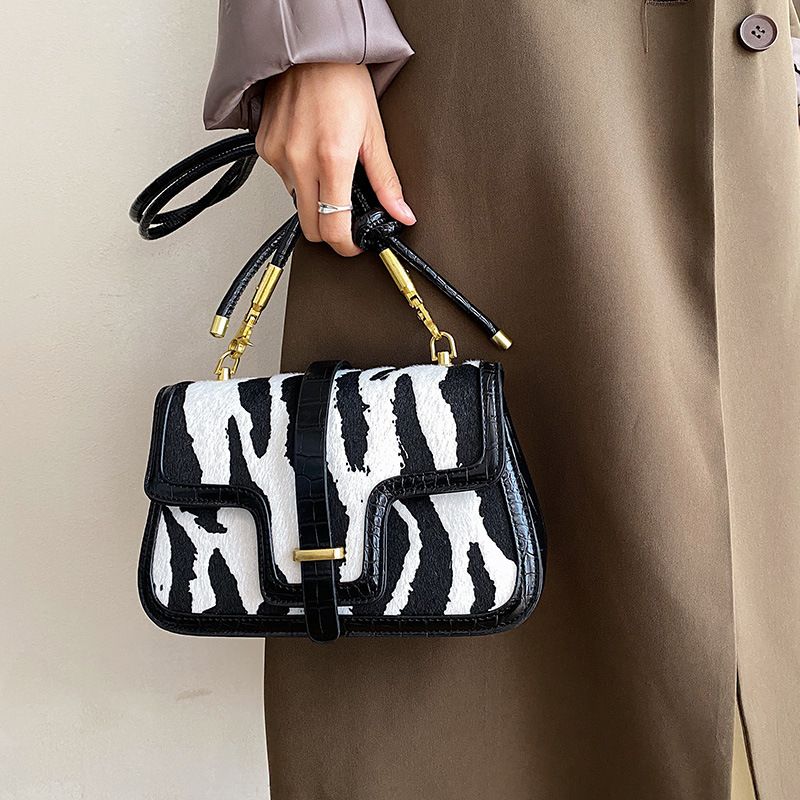 2023 Herbst neue hochwertige Textur Umhängetasche modische Persönlichkeit vielseitige gestreifte Tasche Außenhandel_voghion.com