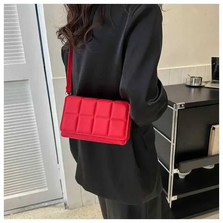 Qiuxin 2024 Fem Literatur Einzelschuh Ethnisches Design Umhängetasche Trend Warm Bao Bolsos Y241106_voghion.com