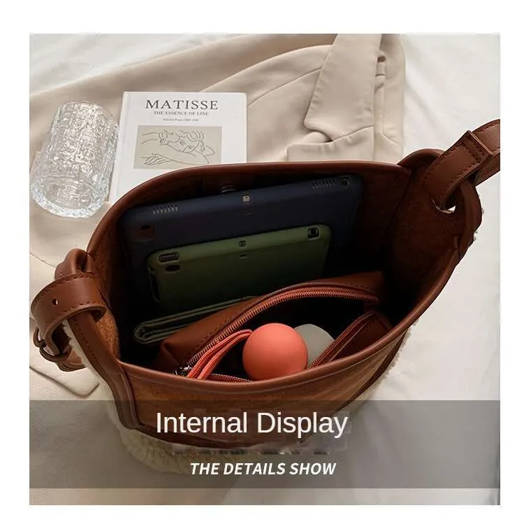 Grand sac à bandoulière de grande capacité pour femme 2023, nouveau sac fourre-tout en laine d'agneau d'automne et d'hiver en peluche, sac seau à une épaule_voghion.com