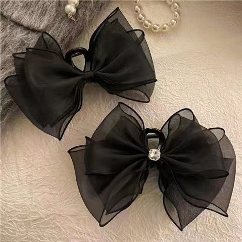 Papillon nero grande, copricapo in pizzo, temperamento a forcina, parte superiore alta del teschio, fermaglio a squalo, cattura dei capelli e retro elegante_voghion.com