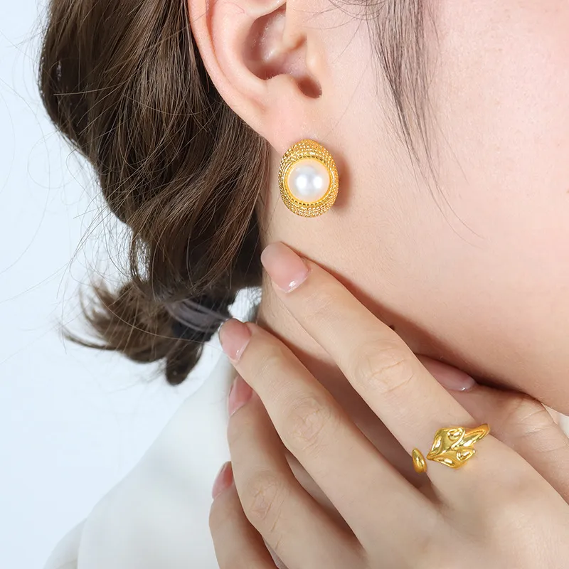 Minimalistisches Design, modische französische, klobige Perlenohrringe aus Edelstahl mit Goldbeschichtung in C-Form für Damen_voghion.com