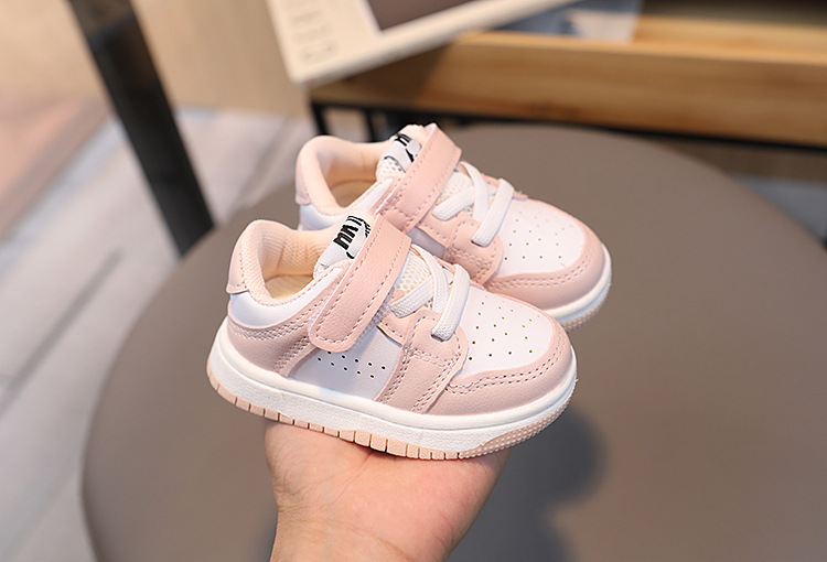 Barnsport pojkar flickor board vår och höst 2024 koreansk version, panda vita pojkar, baby singelskor, lärande_voghion.com