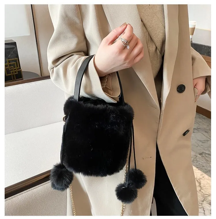 Sac à main en peluche avec cordon de serrage et boule de laine antivol, sac à bandoulière à une épaule, sac seau à la mode pour femmes 240820_voghion.com