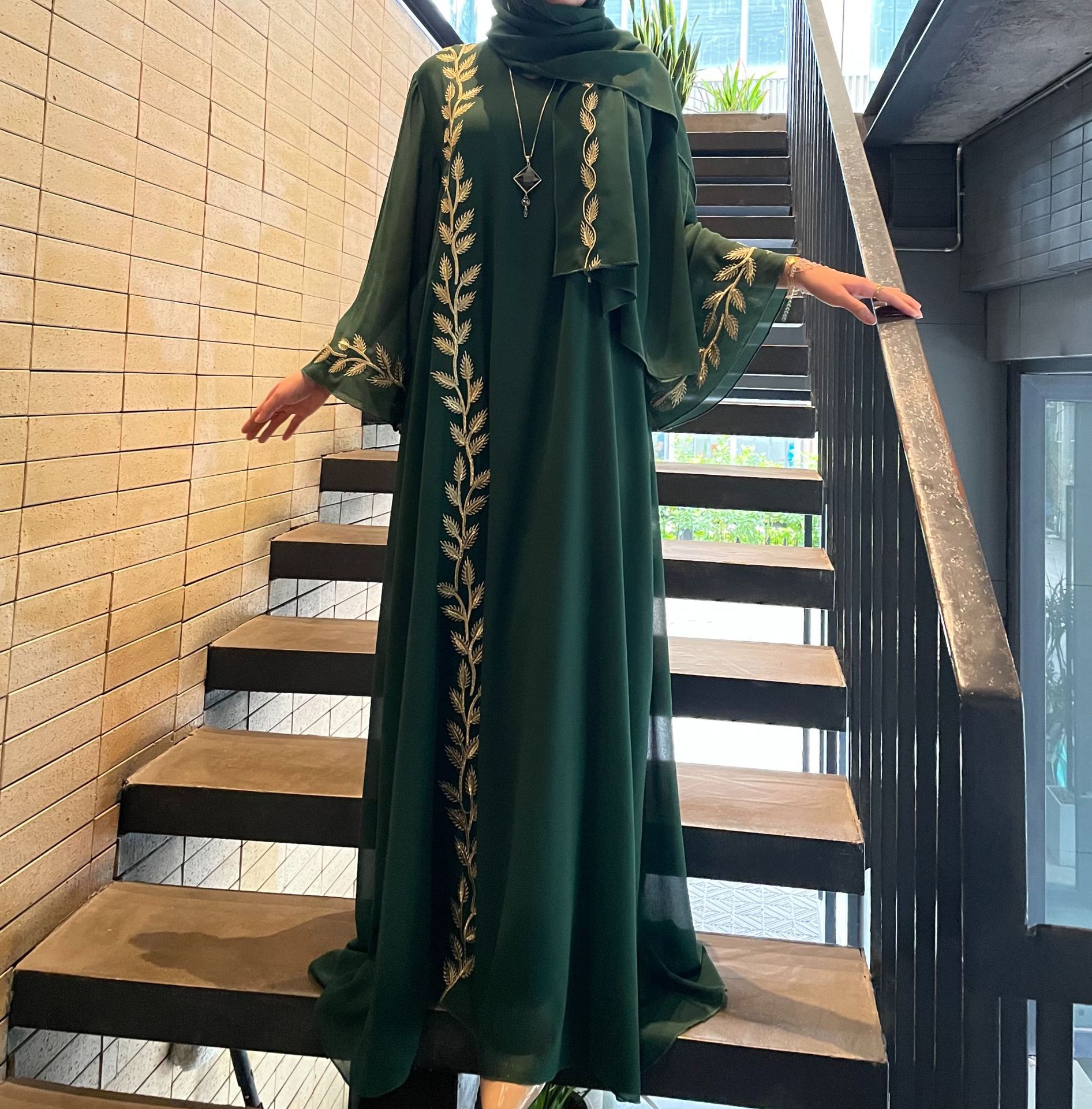 Robe longue brodée à motifs végétaux et col rond en mousseline de soie rose pour femme