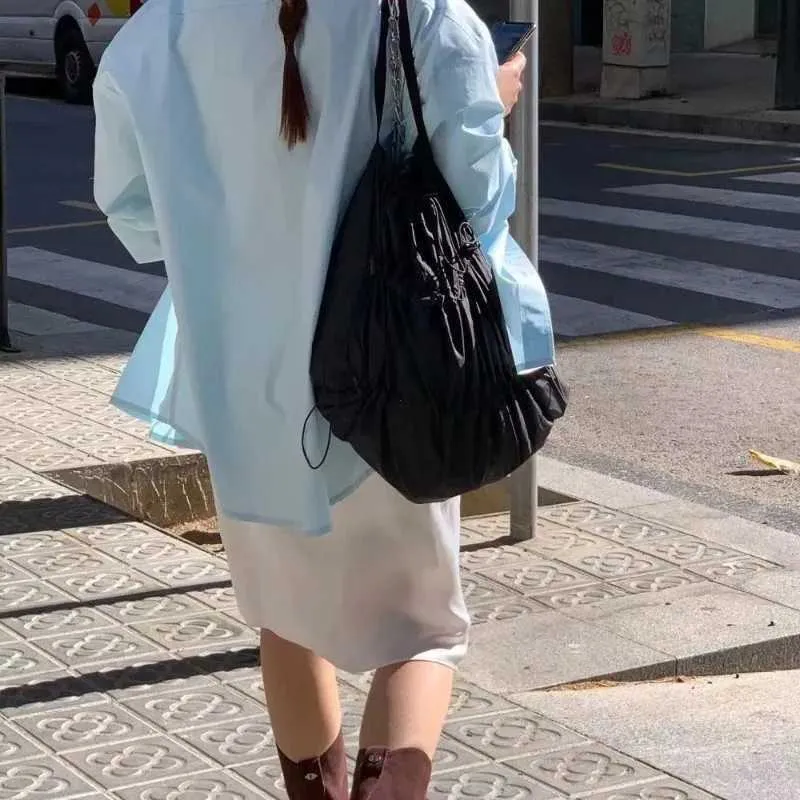 Summer 2024 Waasserdicht Nylon Grousskapazitéit Schëllertasch mat Schnür, Liichtgewiicht, Geplisséiert, Fräizäit, Männer a Fraen, Casual_voghion.com