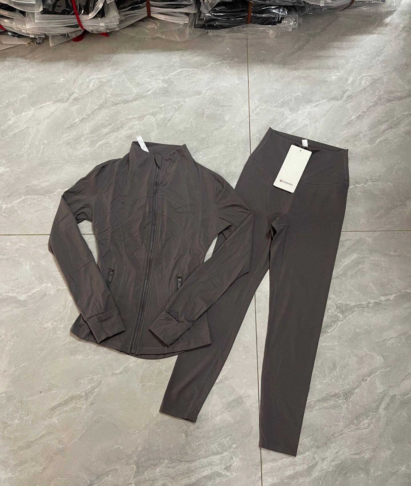Conjunto feminino de jaqueta e calça cropped de alta performance para ioga - Roupa de treino justa com tecido que absorve a umidade, ideal para academia, corrida e pilates._voghion.com