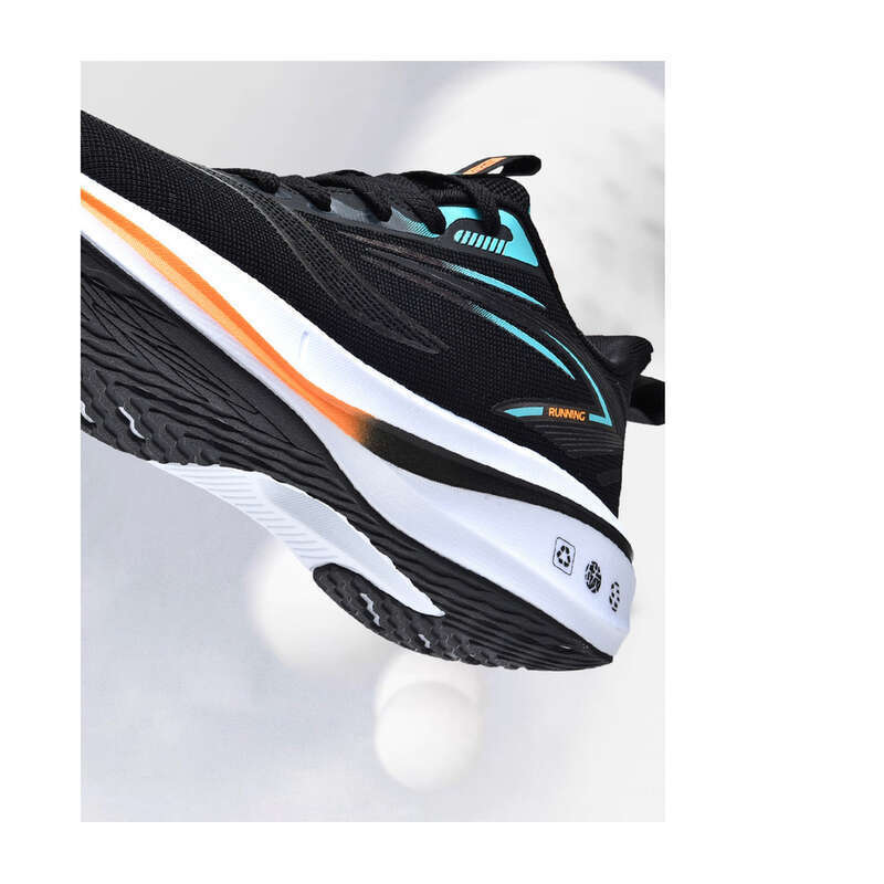 Un paio di scarpe da corsa da uomo con piastra in carbonio ergonomiche per test_voghion.com