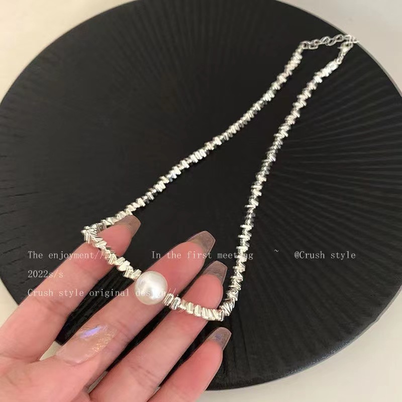 Broken silver pearl with small design that exudes a sense of simplicity, elegance. Collar chain for women, sugar_voghion.com