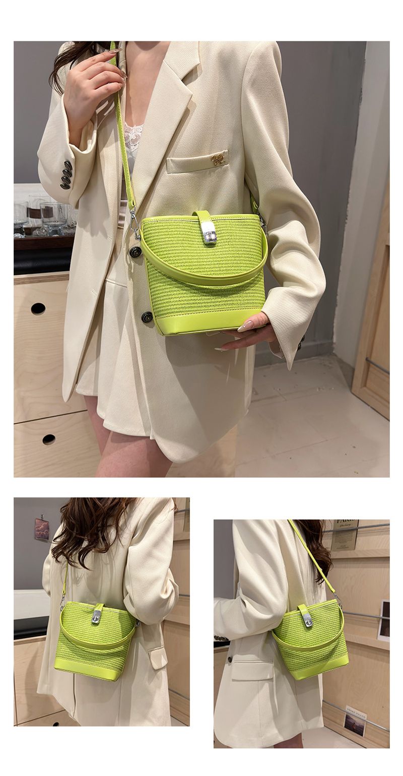 Erba di nicchia super popolare per le donne 2024 nuova borsa a secchiello per l'acqua a tracolla intrecciata versatile con blocco di colore estivo, mobile_voghion.com