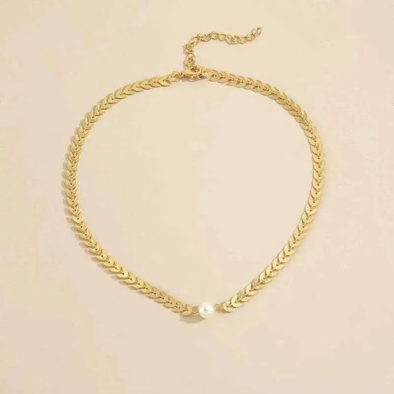Elegante collana girocollo con perle e catena con nappe dorata_voghion.com
