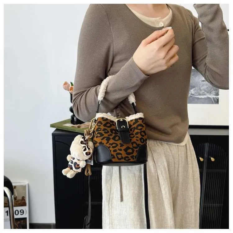 Sac seau vintage en daim léopard pour femme, mini-poignée en polaire d'agneau, tenue décontractée, polyvalent, en peluche_voghion.com