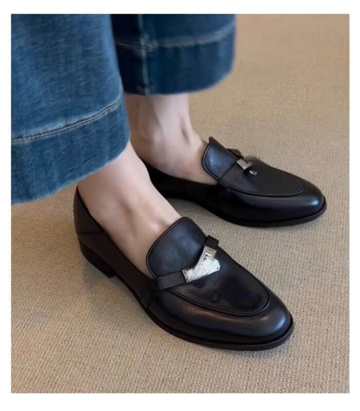 2024 Women's Round Toe Flat Loafers With Leather Upper And Metal Buckle Embellishment._voghion.com