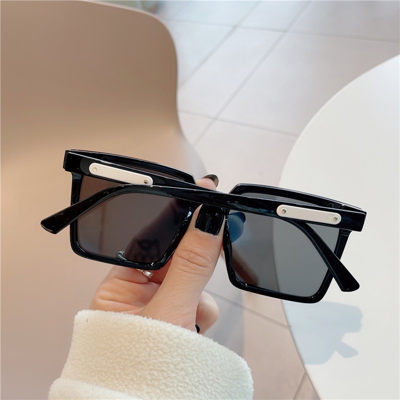 Koreanische Brille im quadratischen Design mit großem Rahmen, die das Gesicht schmaler wirken lässt – ein stylisches Streetstyle-Modell für Damen mit großem Gesicht (schwarz, 2023)._voghion.com