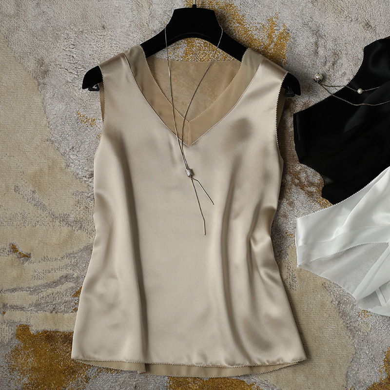L'abbigliamento femminile in raso acetato è indossato da solo come gilet e come top per le donne._voghion.com