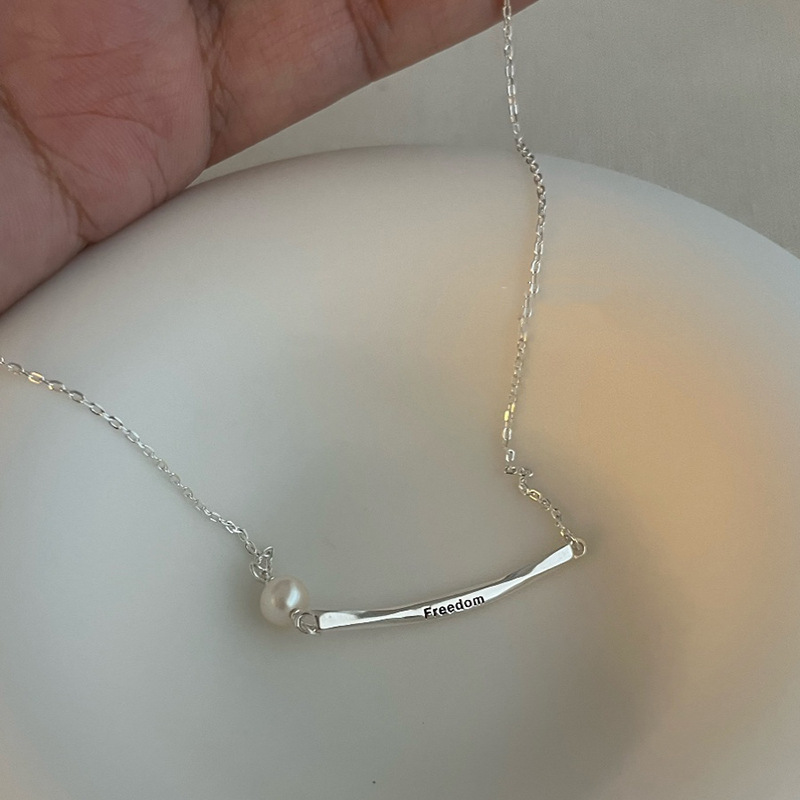 French irregular letter pearl patchwork necklace with unique design sense, choker collarbone chain fashion accessory