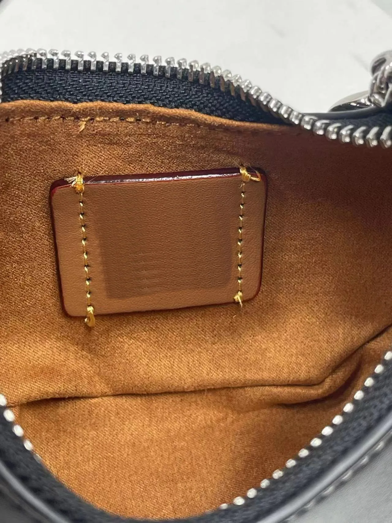 Borse Hobo - Elegante borsa a spalla a mezzaluna con finiture in argento, chiusura con cerniera a mezzaluna, tracolla lunga, in pregiata pelle_voghion.com