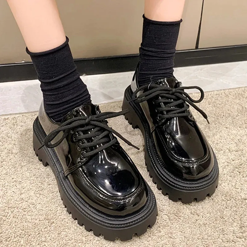 Rimocy Chunky Platform Oxfords pour femmes Automne Antidérapant Lacets Appartements Femme Fond épais Cuir verni Chaussures gothiques_voghion.com