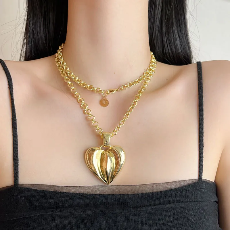 Collier avec pendentif en forme de cœur en métal doré pour femme, bijou tendance et vintage, idéal comme cadeau de fête_voghion.com