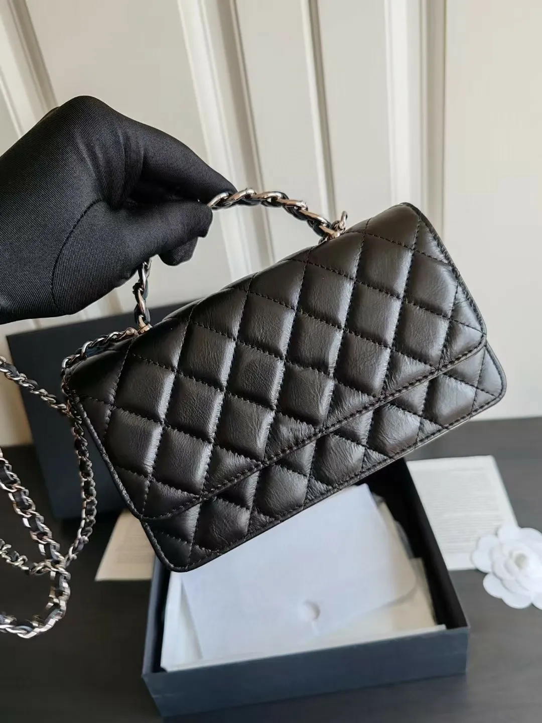 Hochwertige Designer-Handtaschen im 1:1-Design mit Klappe und echtem Kalbsledergriff oben, silberfarbene Metallschnalle, Haspenkette, Umhängetaschen_voghion.com