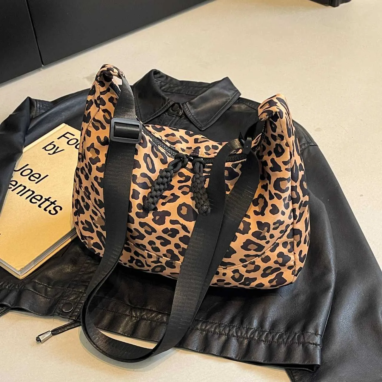 Autumn/Winter large capacity commuter leopard print crossbody Womens canvas fashion casual shoulder dumpg bag_voghion.com