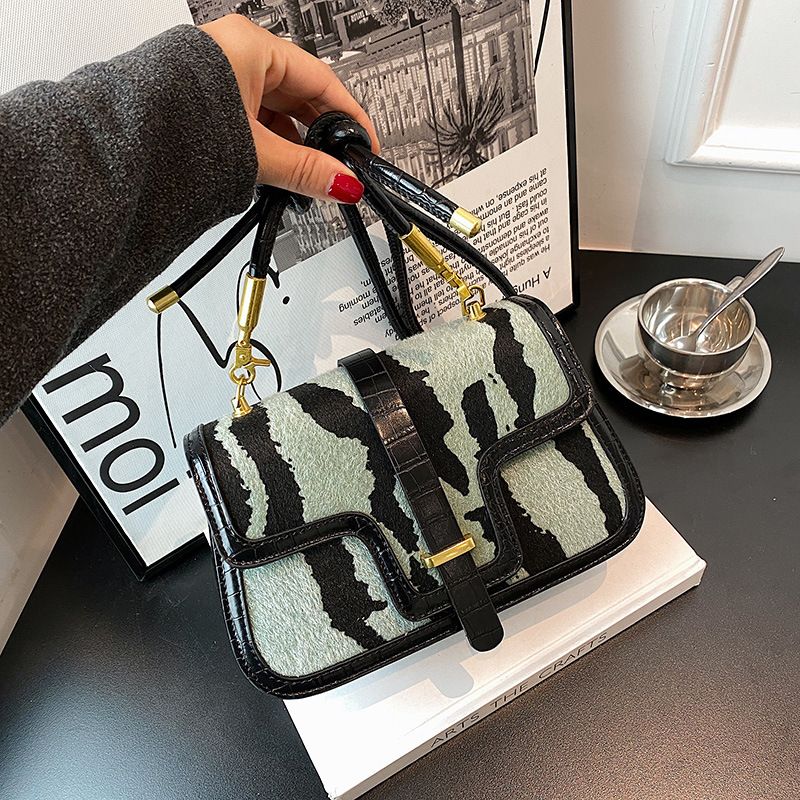 2023 Herbst neue hochwertige Textur Umhängetasche modische Persönlichkeit vielseitige gestreifte Tasche Außenhandel_voghion.com