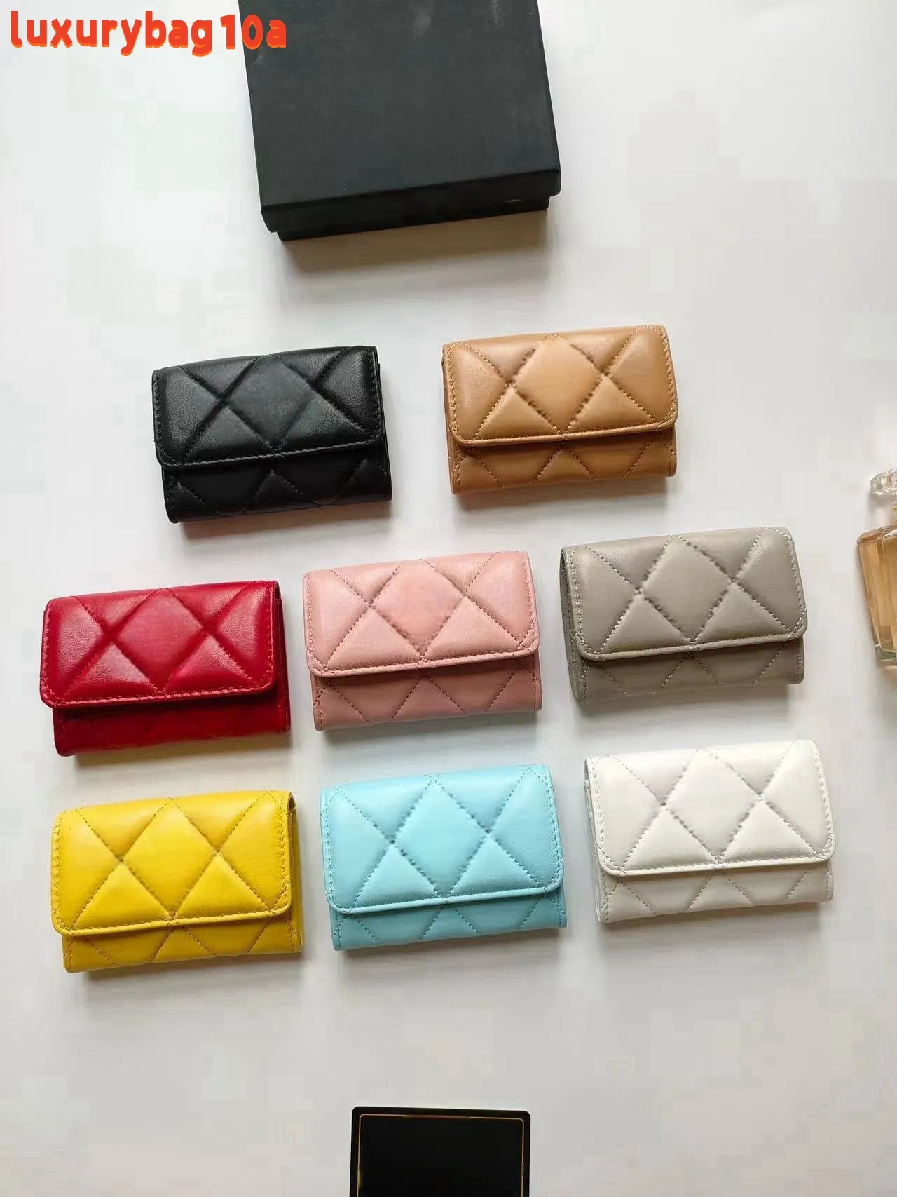 Porte-cartes design pour femme en cuir d'agneau matelassé - Portefeuille compact pour femme avec détails vintage_voghion.com