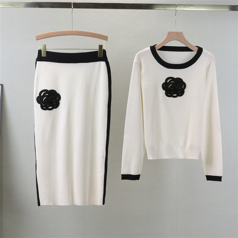 Vêtements pour femmes nouveau costume en tricot camélia haut col rond tempérament à la mode pour femmes avec jupe de hanche de couleur contrastante