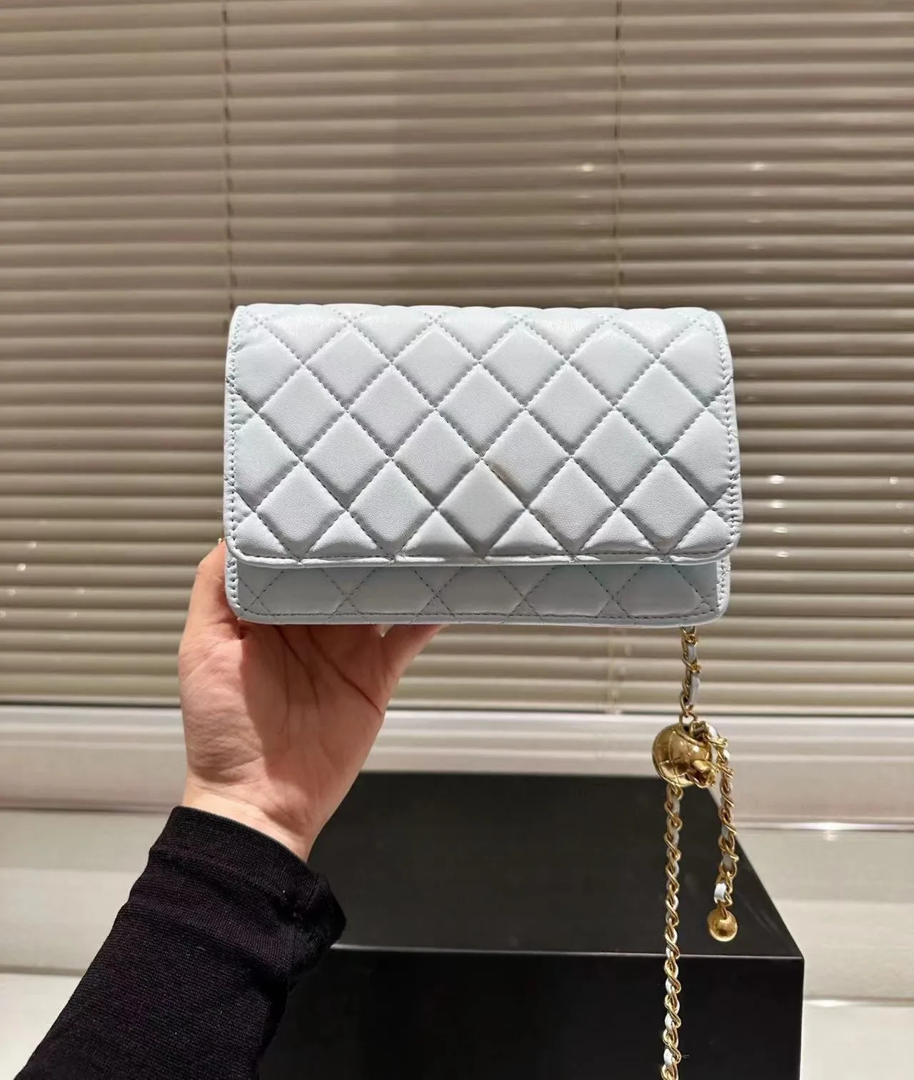 Borse trapuntate: Mini borsa a patta da donna con tracolla a catena regolabile - Borsa a tracolla in pelle liscia o pochette, ideale_voghion.com