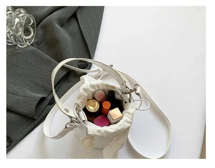 Mini Exquisite Weinrot Hochglanzlack Oberfläche Umhängetasche 2024 Neue Schleife Drstring Unterarm Taschen High Street Lippenstift_voghion.com