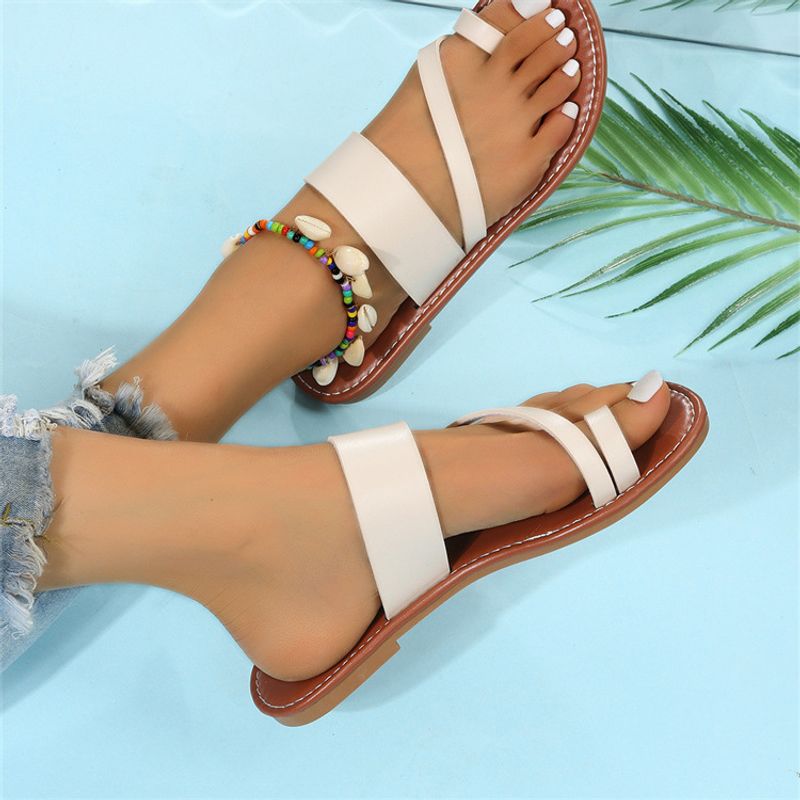 Infradito da donna con punta oversize e fondo piatto, con tacco piatto e sandali da spiaggia sulla parte esterna dello slip_voghion.com