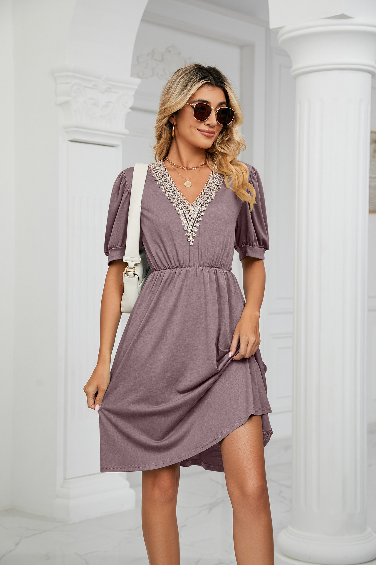 Damenkleid mit V-Ausschnitt und kurzen Ärmeln, mit festem Spitzenaufnäher_voghion.com