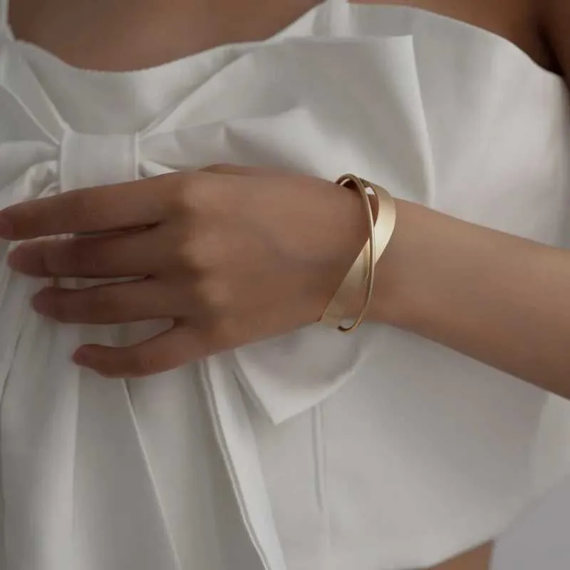 Bracciale rigido möbius in oro opaco da donna gioiello_voghion.com
