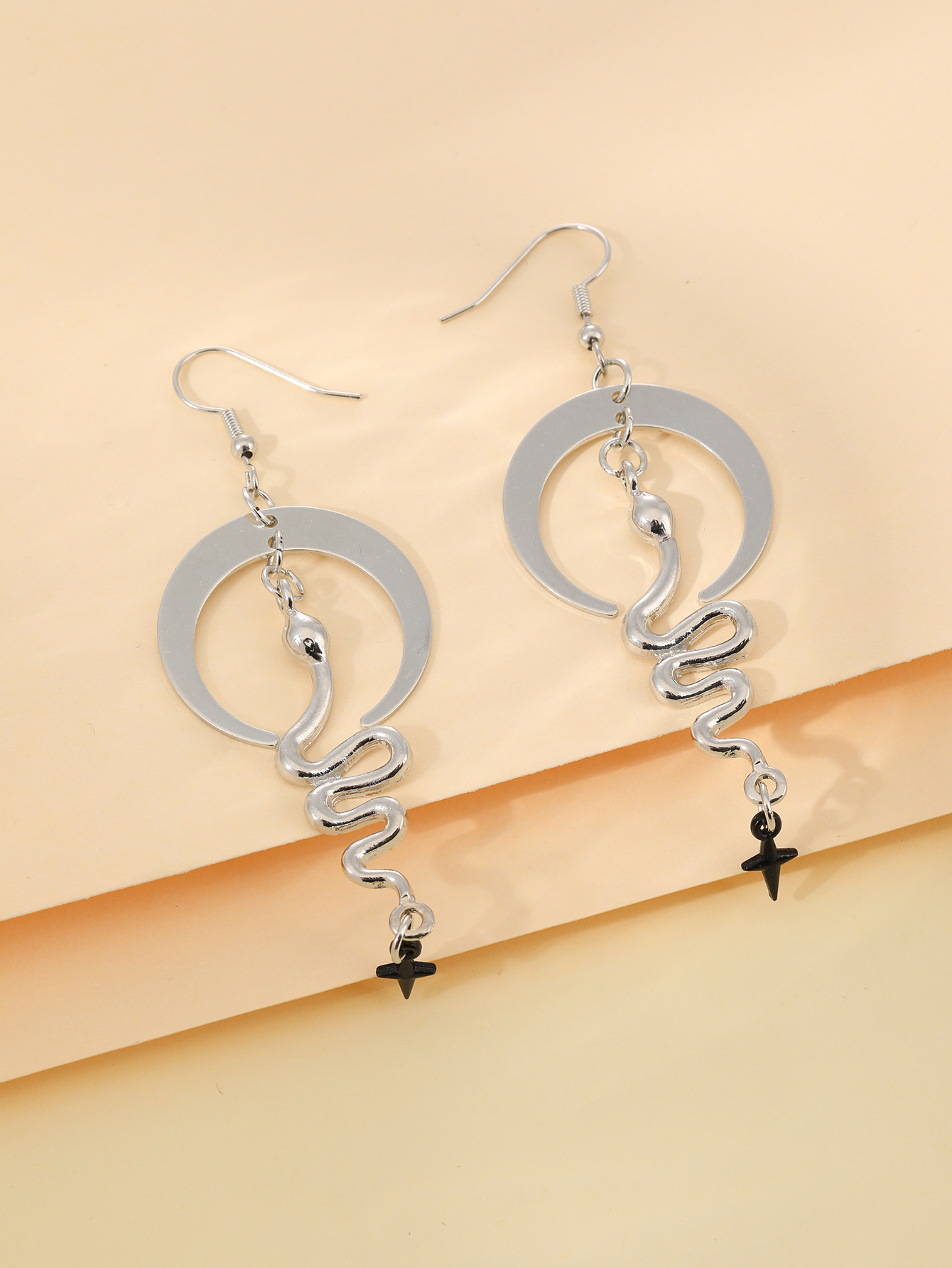 Kreative hohle Schlangenanhänger-Damenohrringe im böhmischen Ethno-Stil mit Stern- und Mondmuster-Anhängerohrringschmuck Direktverkauf_voghion.com