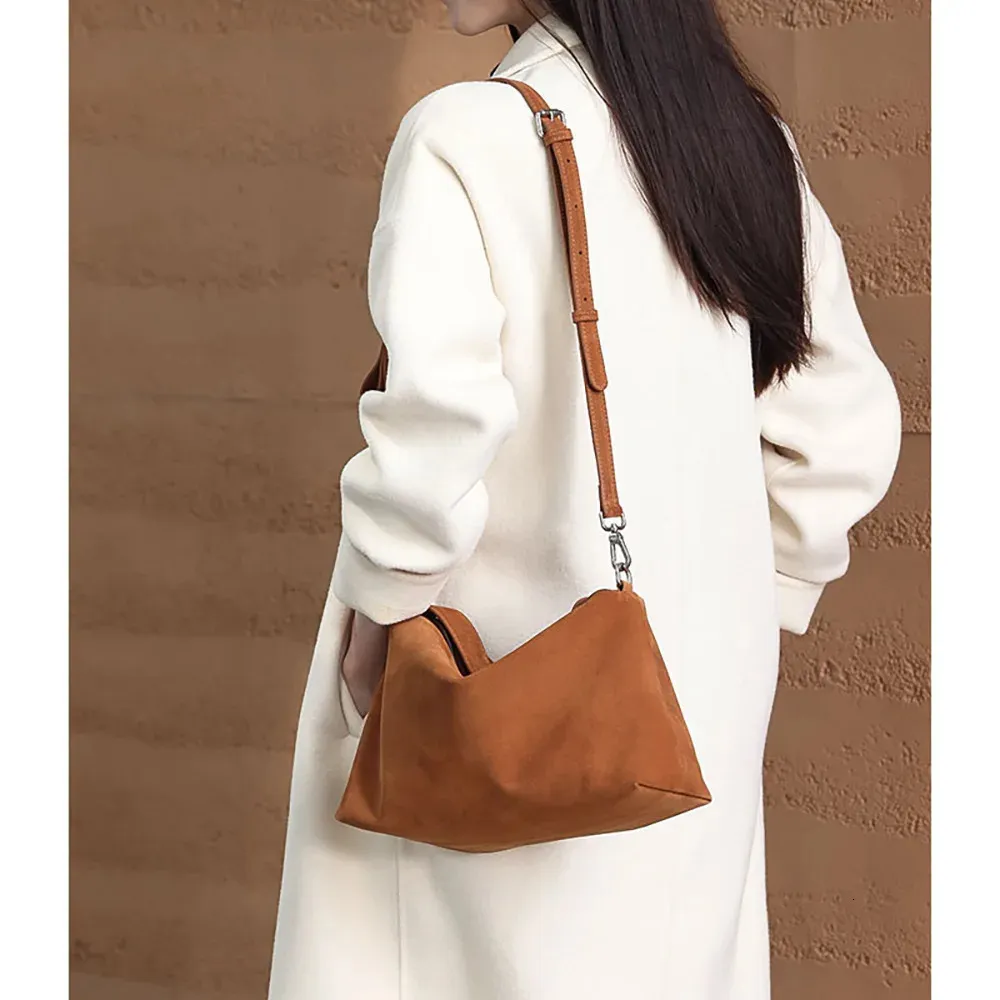 Borsa boston tote in scamosciato per donna, borsa a spalla marrone_voghion.com