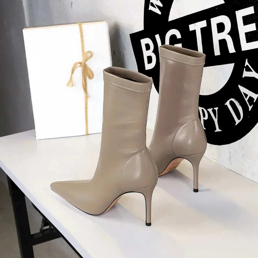 Women 75cm 10cm High Heels Leather Boots Lady Low Short Ankle Stripper Winter Warm Snow Plush Pointed Toe Shoes 240624_voghion.com