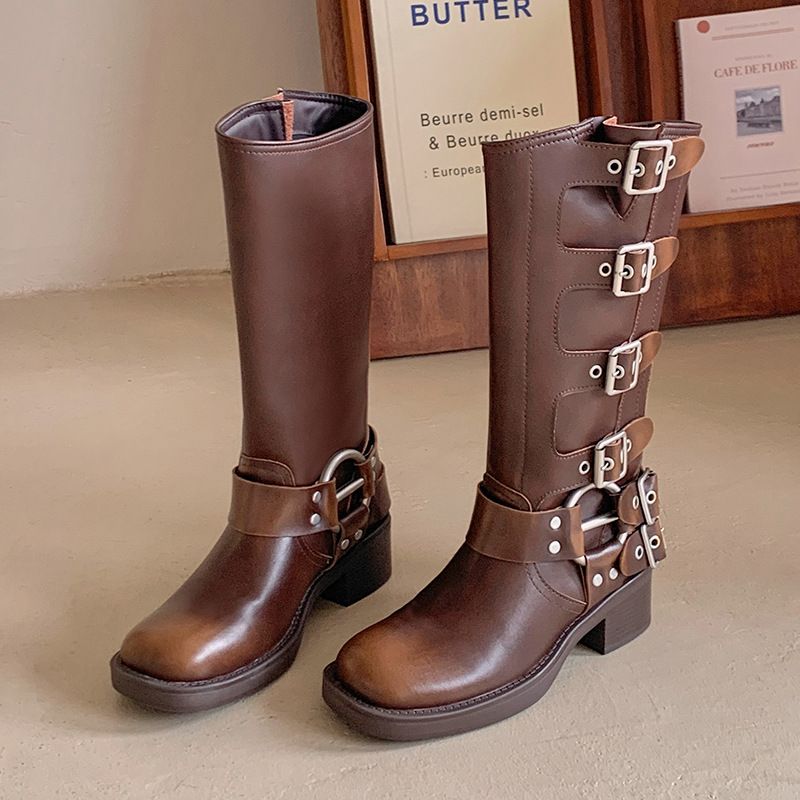 Botas femininas estilo cowboy ocidental com fivela de cinto vermelha e cabeça quadrada Martin Internet, outono 2024_voghion.com