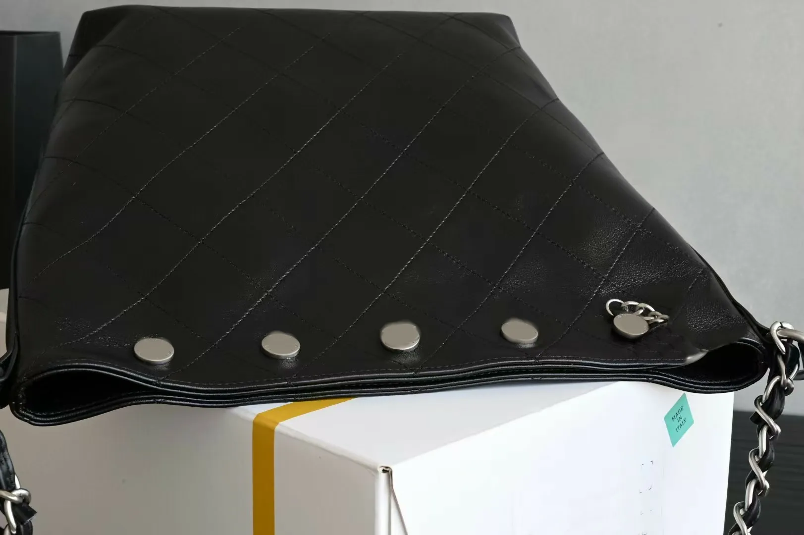 Borsa a secchiello vintage in pelle di agnello morbida, qualità 10A, con motivo a diamante, catene pendenti e tracolla in argento._voghion.com