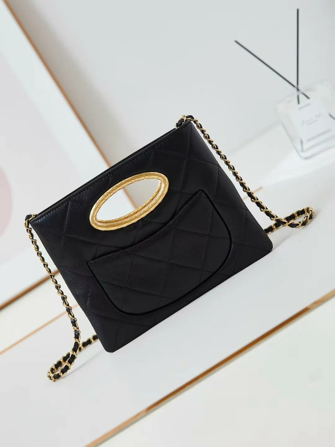 Pochette en cuir noir avec motif Dia, poignée ovale et bandoulière chaîne dorée - Sac de soirée_voghion.com
