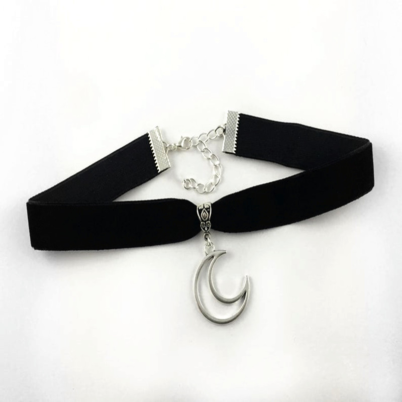 Collane Collana girocollo in velluto nero con ciondolo luna gotica_voghion.com