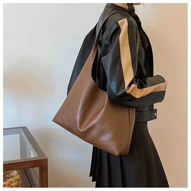 Lightweight PU soft leather large capacity womens shoulder lower arm buckle casual style makeup bag Y241123_voghion.com