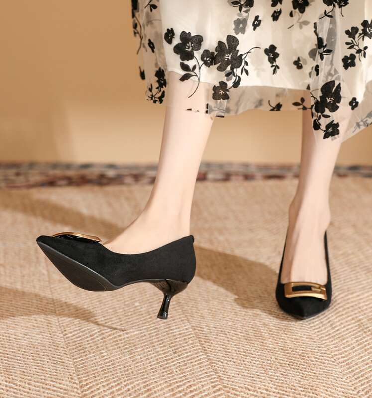 Autunno 2025 Nuove scarpe con tacco alto e punta a punta, in pelle nera, piccole scarpe con tacco sottile_voghion.com