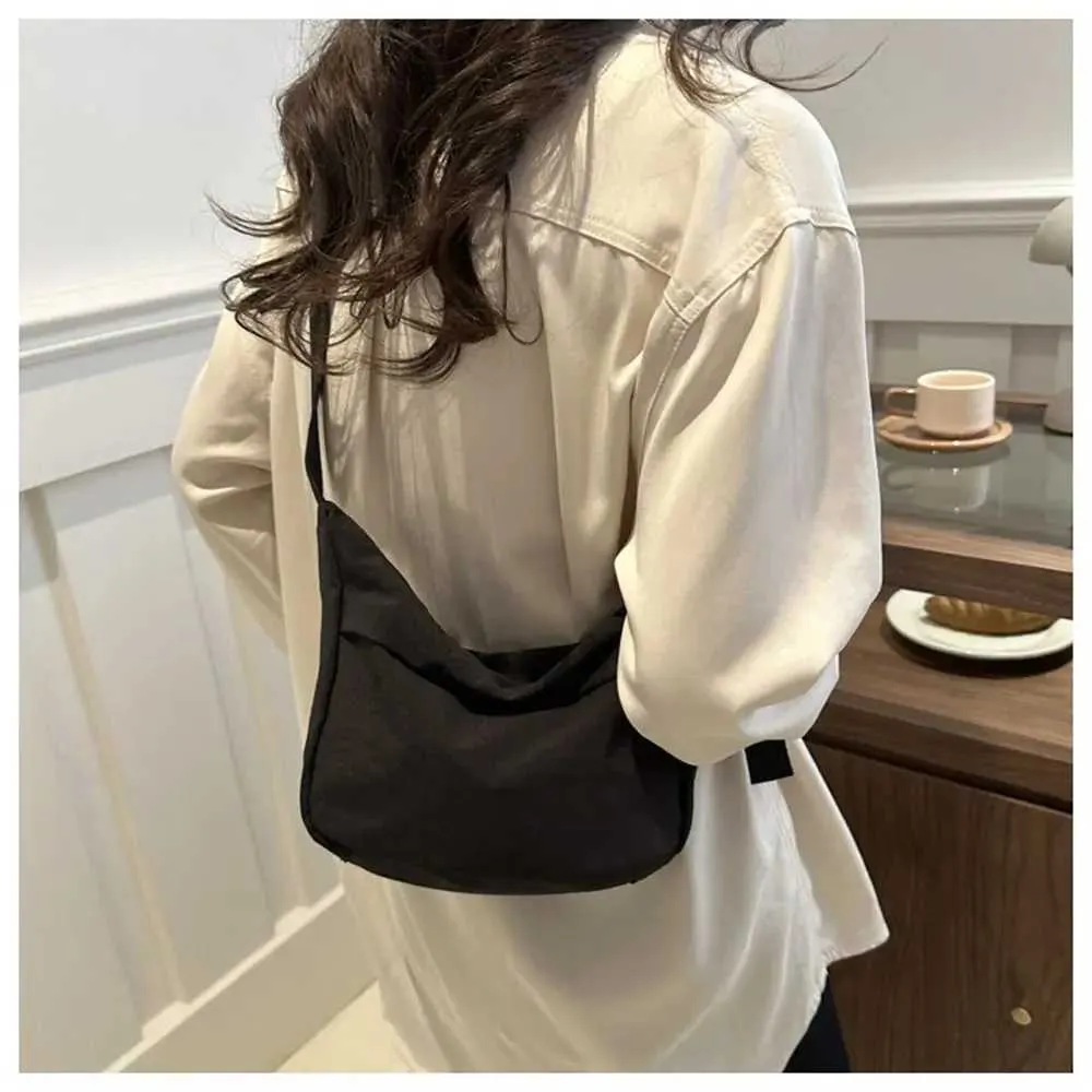 Simple Large Capacity Shoulder Messenger Crossbody Bag For Women_voghion.com