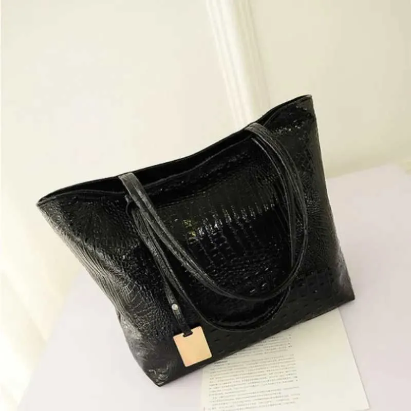 Designer schoudertas en tote bag voor dames in zwart en goud_voghion.com