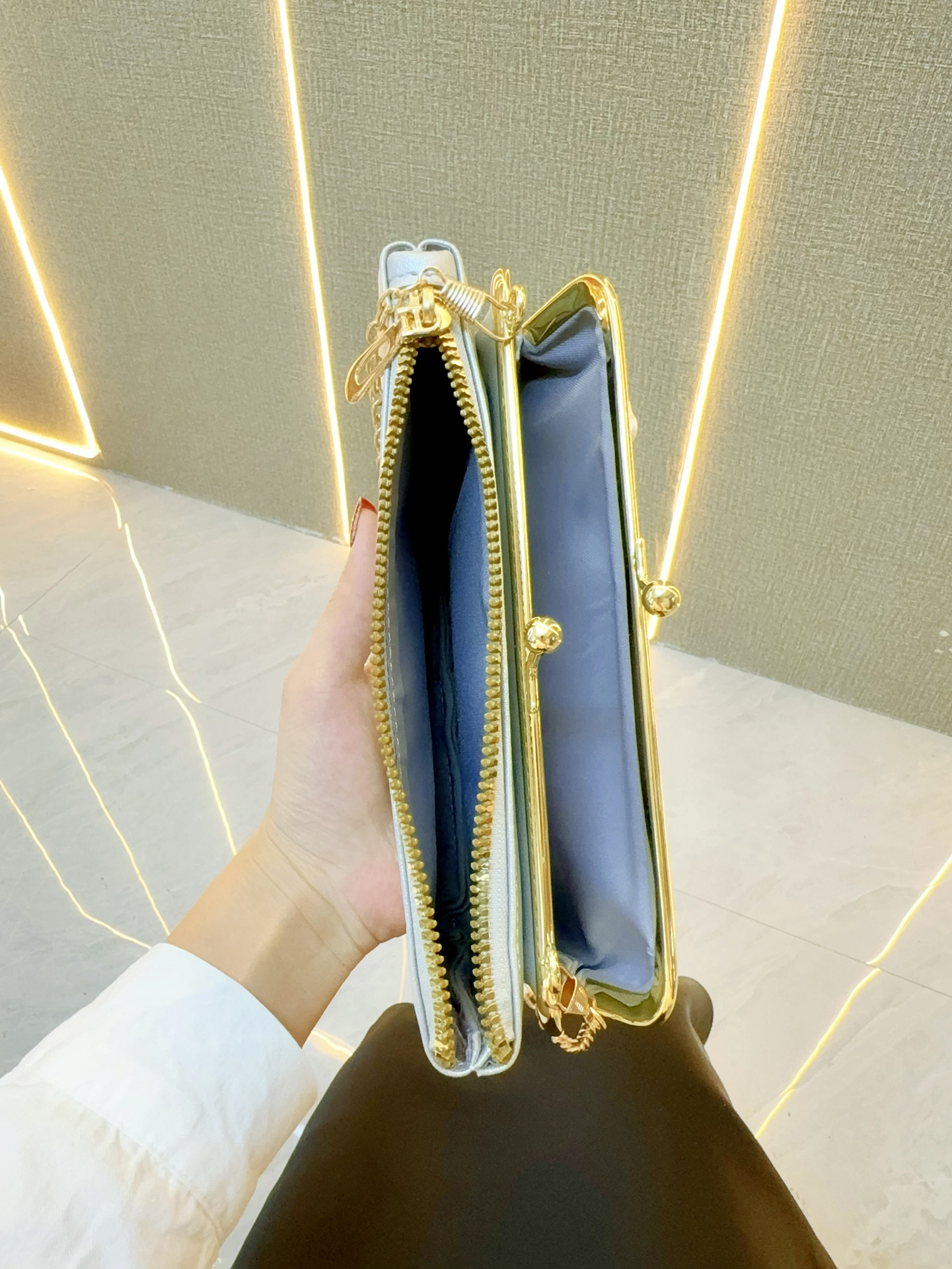 Elegantná večerná kabelka s perlami a štrasom_voghion.com