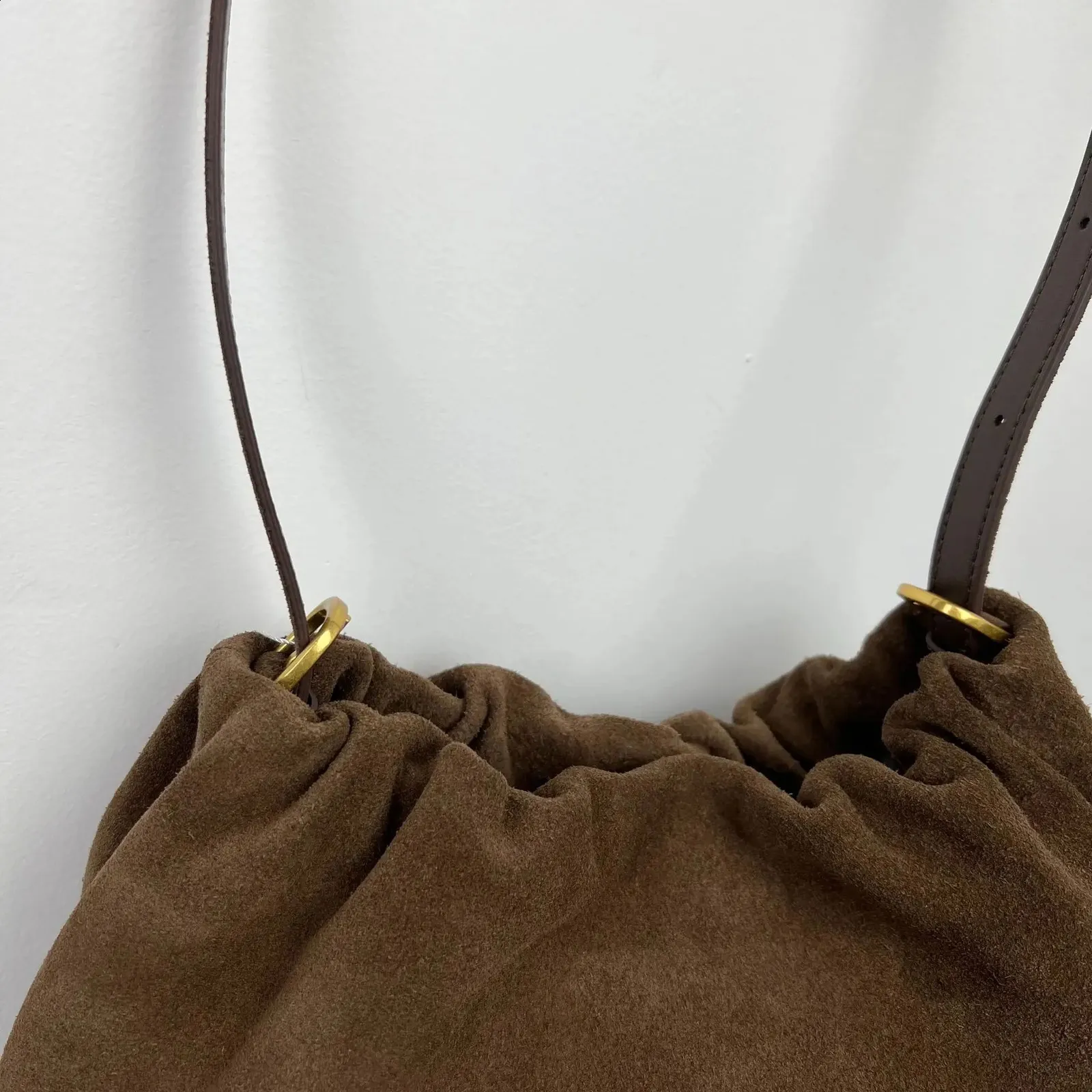 Borsa a spalla e borsa a mano in camoscio da donna con due cinghie_voghion.com
