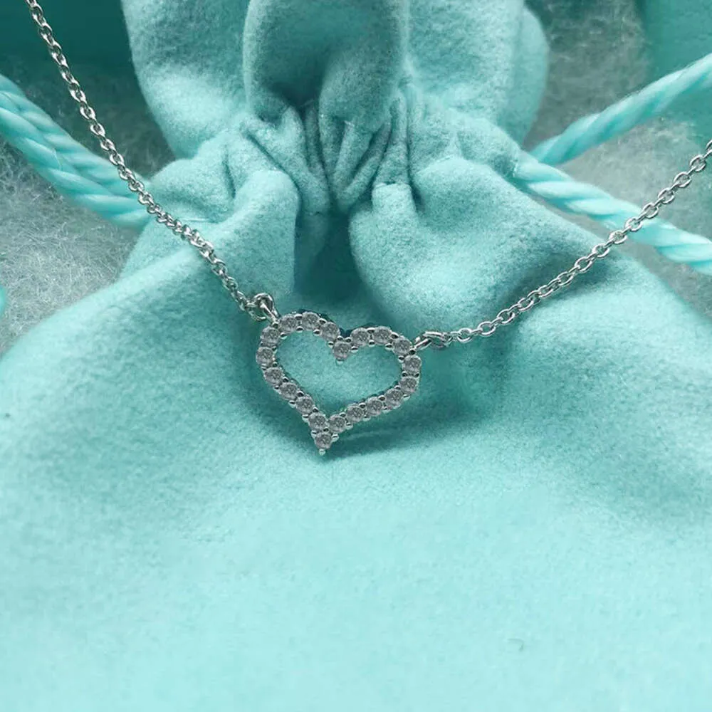 Collana in argento sterling leggero tempestato di diamanti Collana femminile a forma di cuore Collana con ciondolo a forma di cuore in platino e pesca con catena alla clavicola_voghion.com
