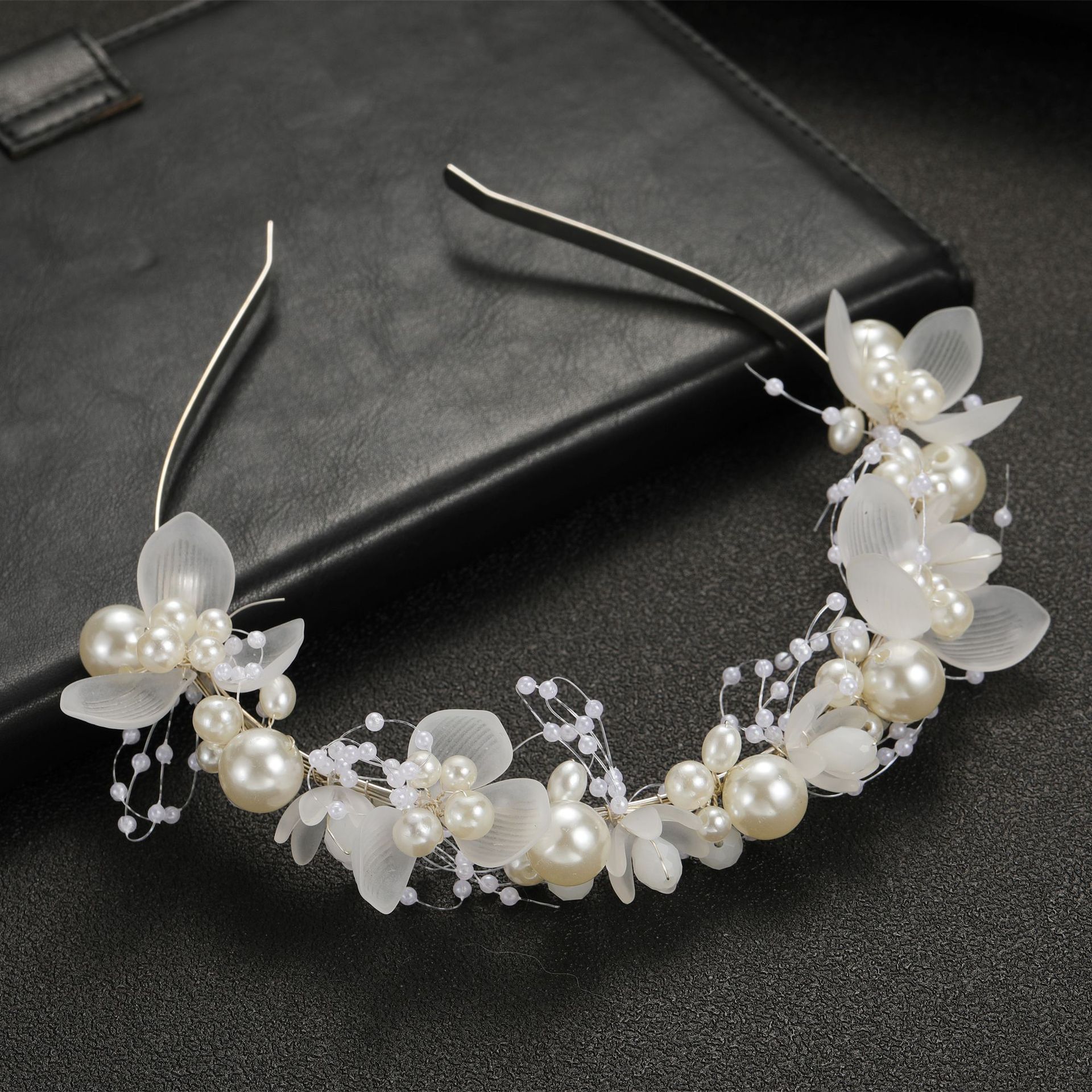 Haarschmuck für die Brauthochzeit, weiches Kettenstirnband mit weißen Blumen und handbestickten Perlen, Girlandenkrone für Mädchenkleider_voghion.com