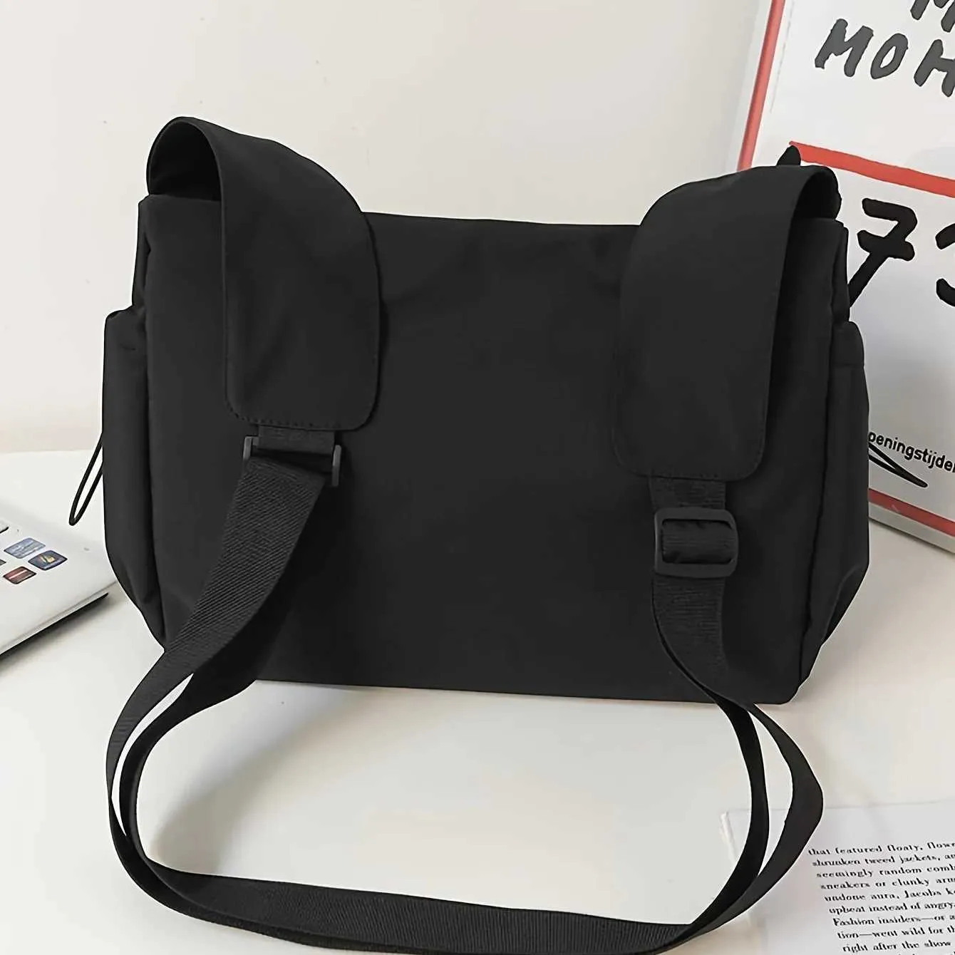 Moderns Crossbody ar stīgu akcentu, ietilpīgs un drošs rāvējslēdzēja aizdare — iekļauta stilīga soma CharmC241104_voghion.com