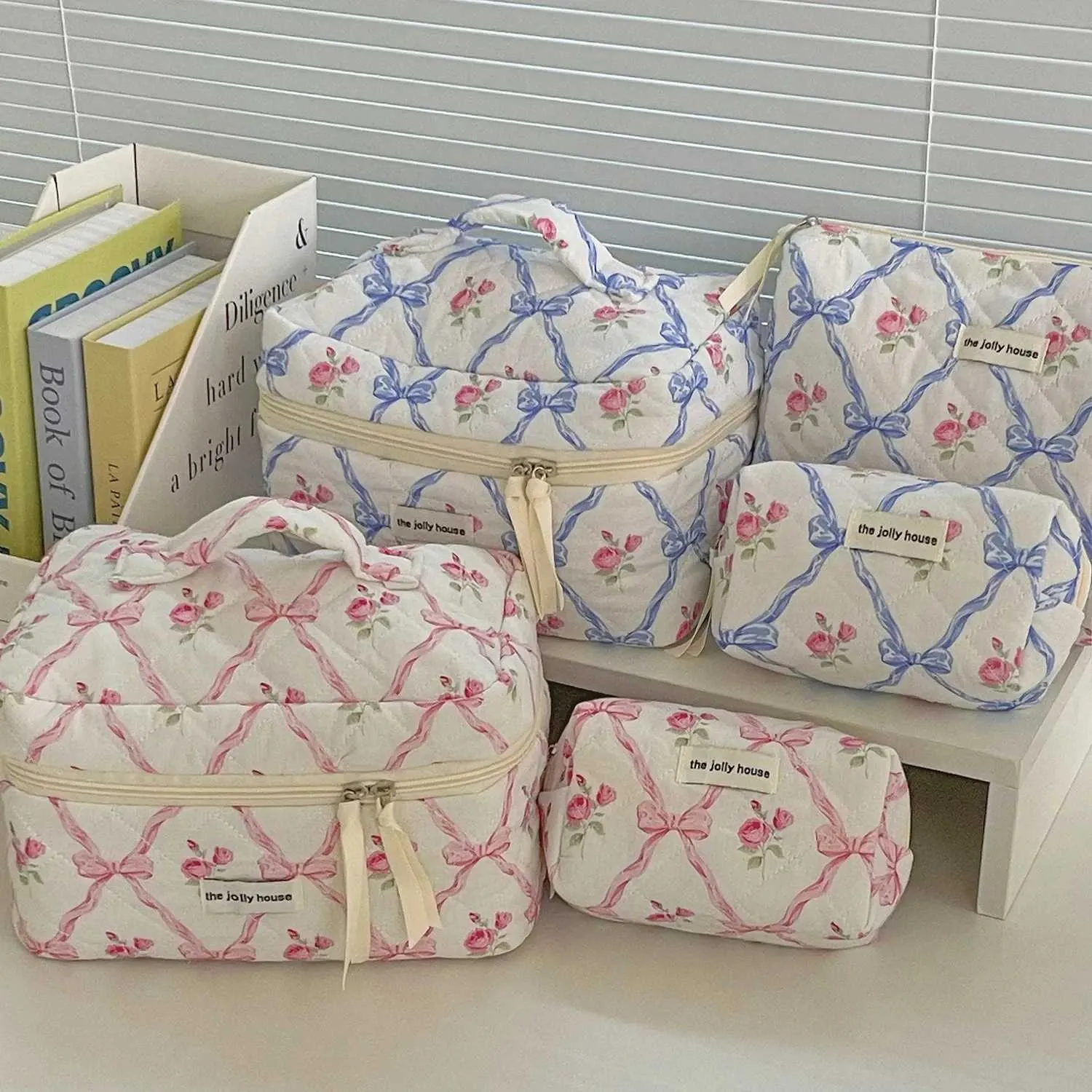 Niedliche Schleife, gesteppte Baumwolle, Reißverschluss, Make-up-Organizer, Handtasche, tragbare Toilettenbox für Damen, Y241023_voghion.com
