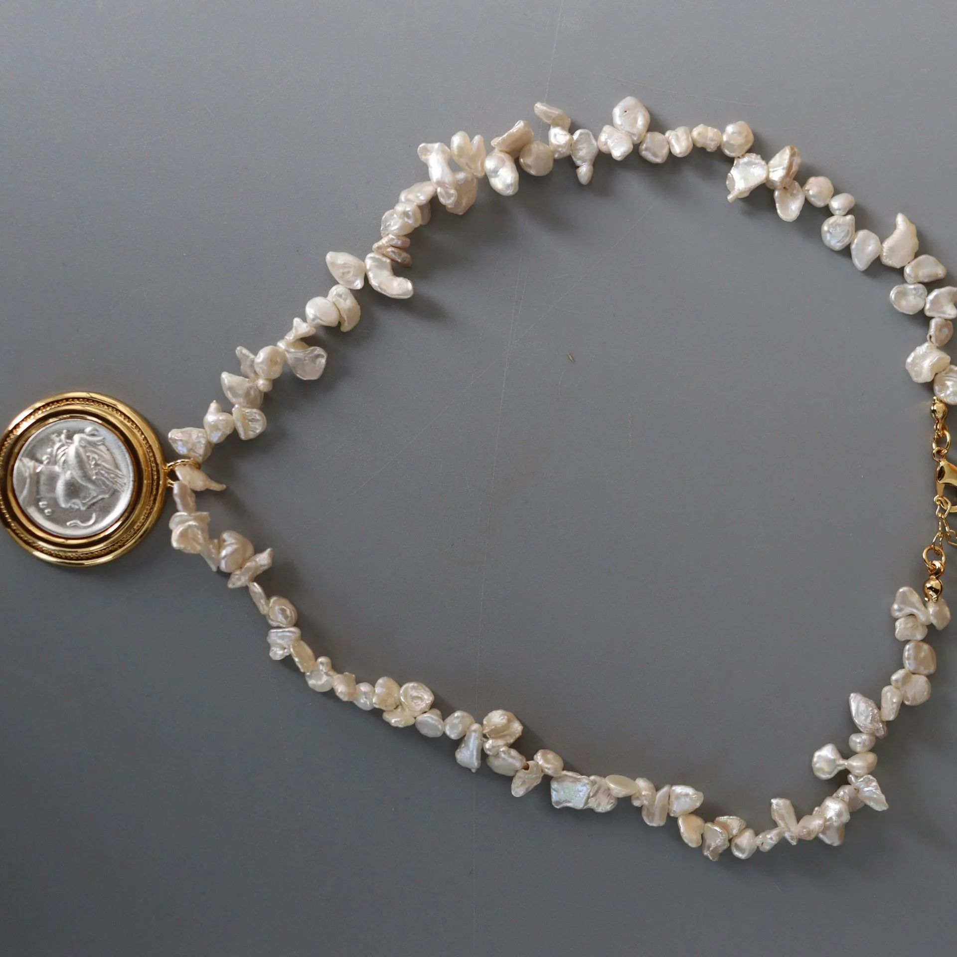 Chaînes Collier en or électrolytique haut de gamme avec pendentif exquis en forme de pièce de monnaie antique et perle baroque_voghion.com